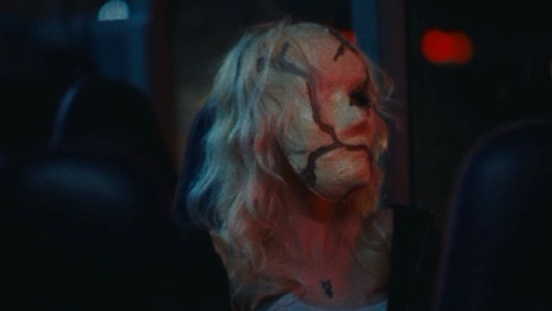 Referentiestill: een gemaskerd personage in de bus
